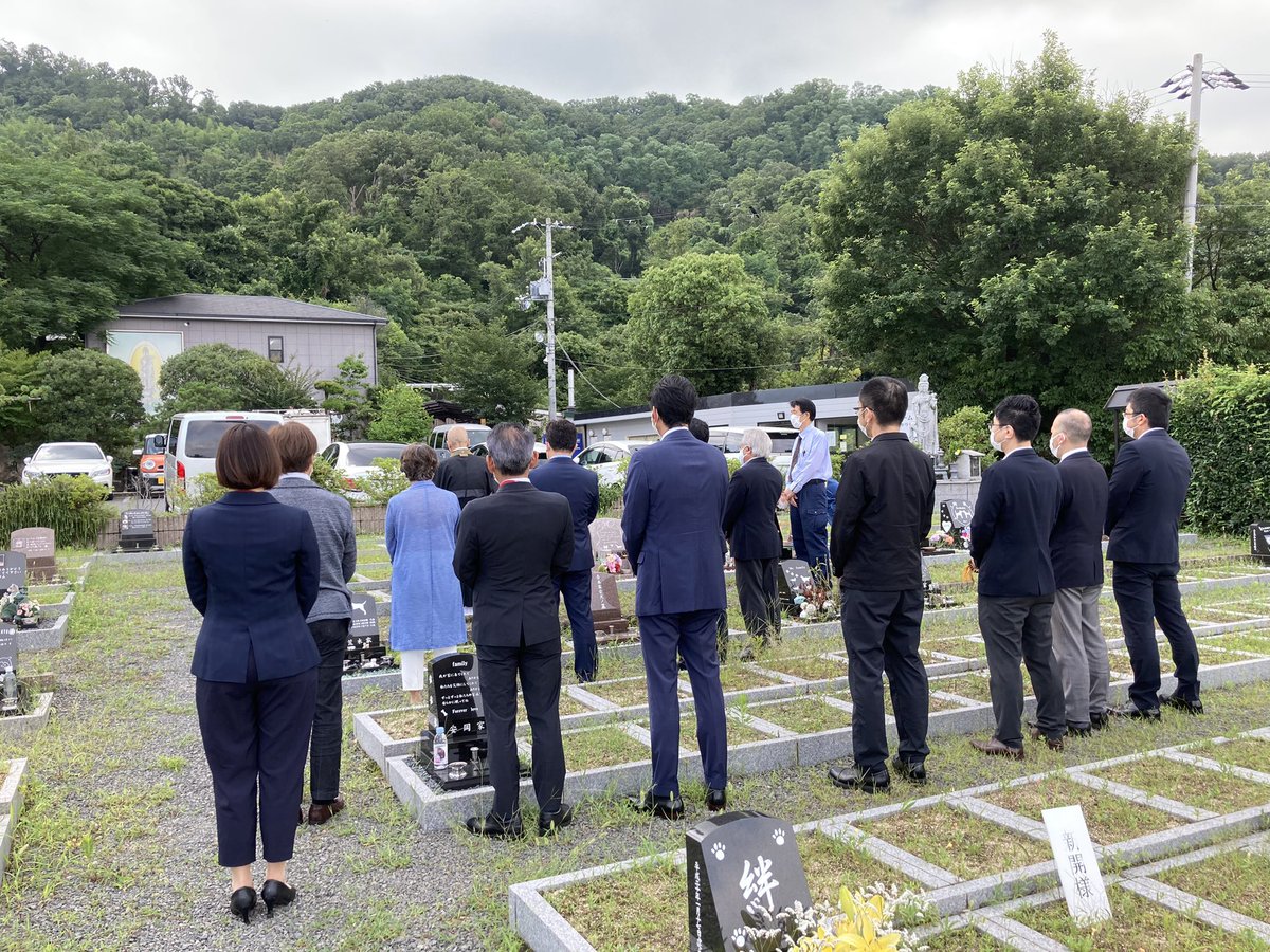 gex_petlife's tweet image. 今日はジェックスの動物慰霊碑にオーナー始め役員、社員でお参りの日。
創立日が7月7日なので、この日を選んでいます。
生きものたちの暮らしがより良くなるよう、業界に携わるメーカーとして、これからも感謝して努めて参ります。