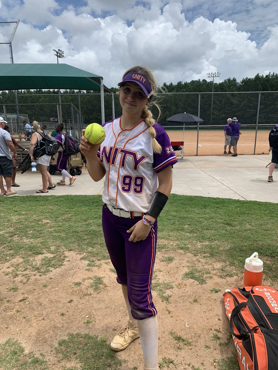 1-1 on Day 1 of @legacyshowcase. Lost 5-2 to a very strong Fury Platinum team in Game 2. Regrouped with a little team bonding and ready to get back at it tomorrow!

Huge congrats to <a href="/EmmaHallman3/">Emma Hallman</a> for an absolute laser of a 💣 toady in Game 2!