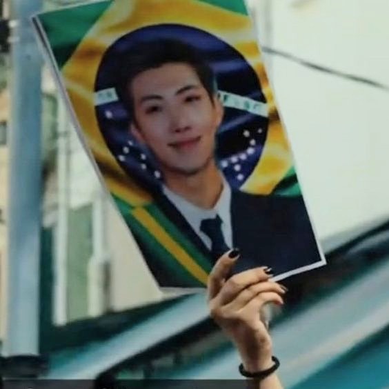 hoscass's tweet photo. o nam vendo o meme do "Namjoon para presidente" https://t.co/OdYpHDSIlK