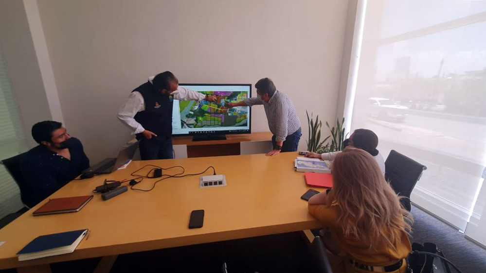 AgeproQ's tweet photo. Nuestro director general @eortizjasso en reunión de trabajo con el Arq. Rogelio Jiménez Pons, director de @FonaturMX y la Mtra. Rosa Elena Lozano, titular de @SEDEQROO para revisar el trazo del @TrenMayaMX en #Chetumal. @CarlosJoaquin @GobQuintanaRoo https://t.co/3mRxh8oHDL