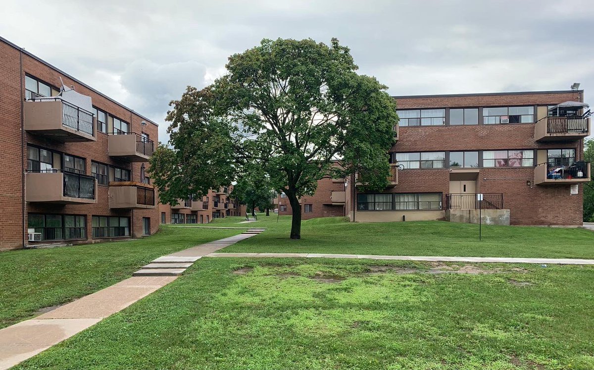 alexbozikovic's tweet photo. An odd missing-middle apartment complex surrounded by bungalows. Jerome Markson with Klein &amp; Sears, 1960s. https://t.co/k9SPg949xa  #torontoarch https://t.co/Rs0QZg7K3C