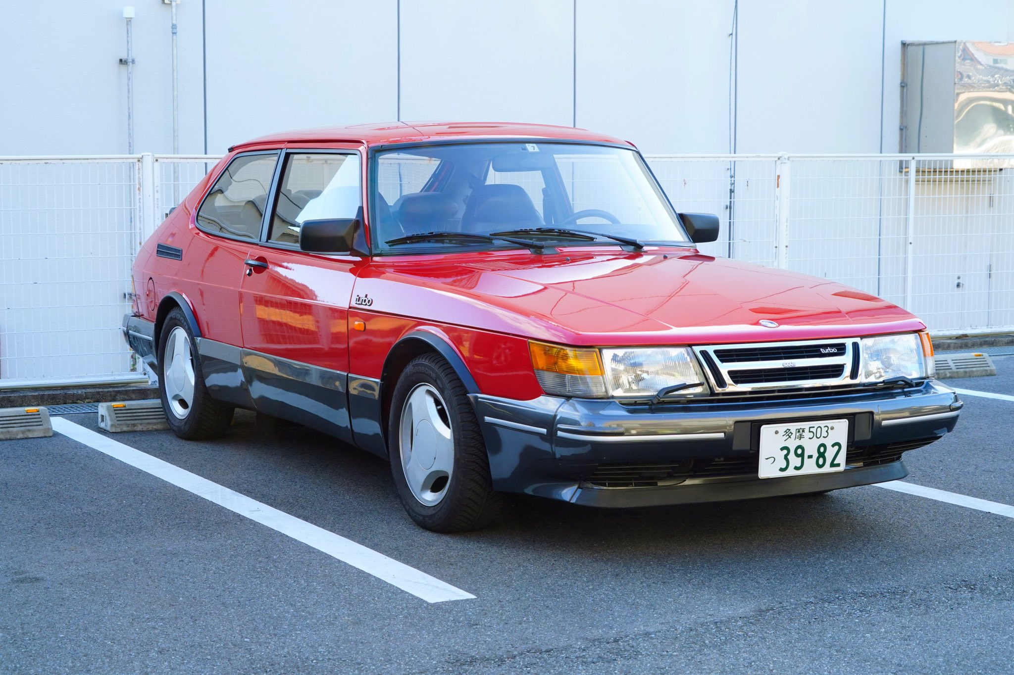 映画 ドライブ マイ カー Saab 900 スウェーデンの航空機メーカーの自動車 80年代日本に輸入され人気を博した 原作では黄色いサーブ900コンバーチブルの設定だが 映画ではより風景に映える赤い車体のサーブ900ターボのサンルーフを使用