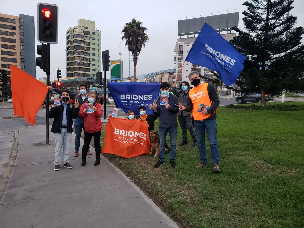 evopoliantof's tweet photo. Este jueves Evópoli Antofagasta con mucha energía salió a las calles a volantear para apoyar a @ignaciobriones_ por #unnuevocomienzo 💪🏻🗳 https://t.co/YsKnS0JQWk