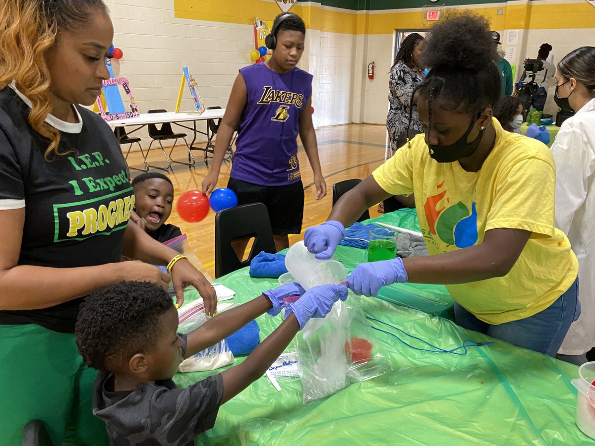 desotoisdeagles's tweet photo. Another DeSoto ISD 4 Corners event is in the books! Our families came out in great numbers to #healplaylearn at @desotowestms . From cotton candy, games, barbecue, burgers, bounce houses to painting, Zumba, snow cones, ice cream and rock climbing, it was an evening to remember! https://t.co/1nBRwVrnTh