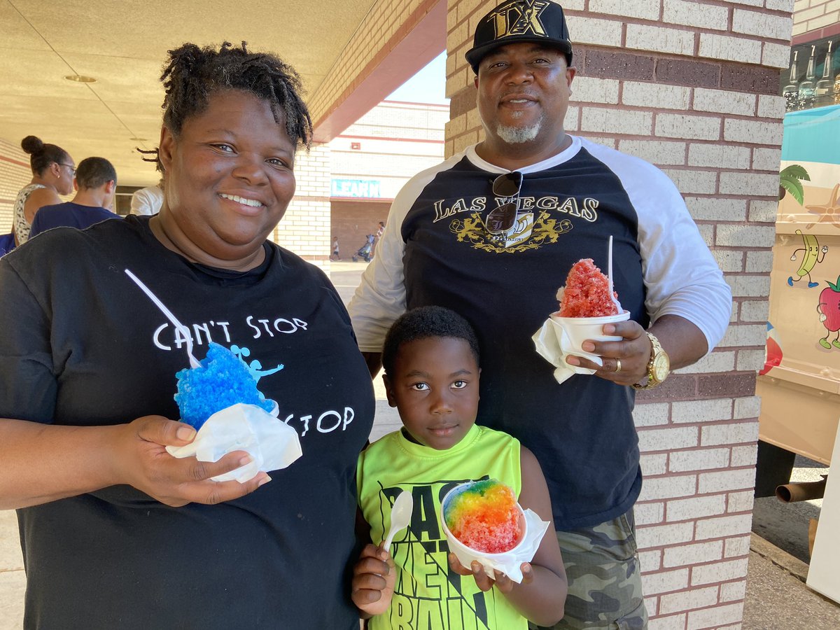 desotoisdeagles's tweet photo. Another DeSoto ISD 4 Corners event is in the books! Our families came out in great numbers to #healplaylearn at @desotowestms . From cotton candy, games, barbecue, burgers, bounce houses to painting, Zumba, snow cones, ice cream and rock climbing, it was an evening to remember! https://t.co/1nBRwVrnTh