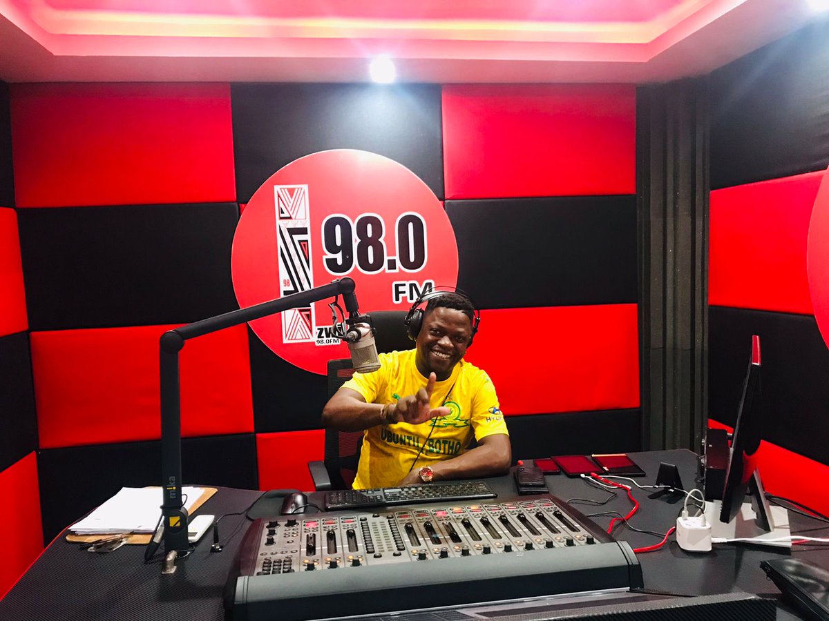 MsajeroRSA's tweet photo. On your wireless via KZN's Durban-based ceritfied supreme community radio station @izwi98fm until 06H00 this morning courtesy of yours truly, it's the sweetest, nutritious & soul nourishing #Musotherapy - "Your Different Weekend Radio Template"
Warm welcome aboard https://t.co/cjKD0FAUQA