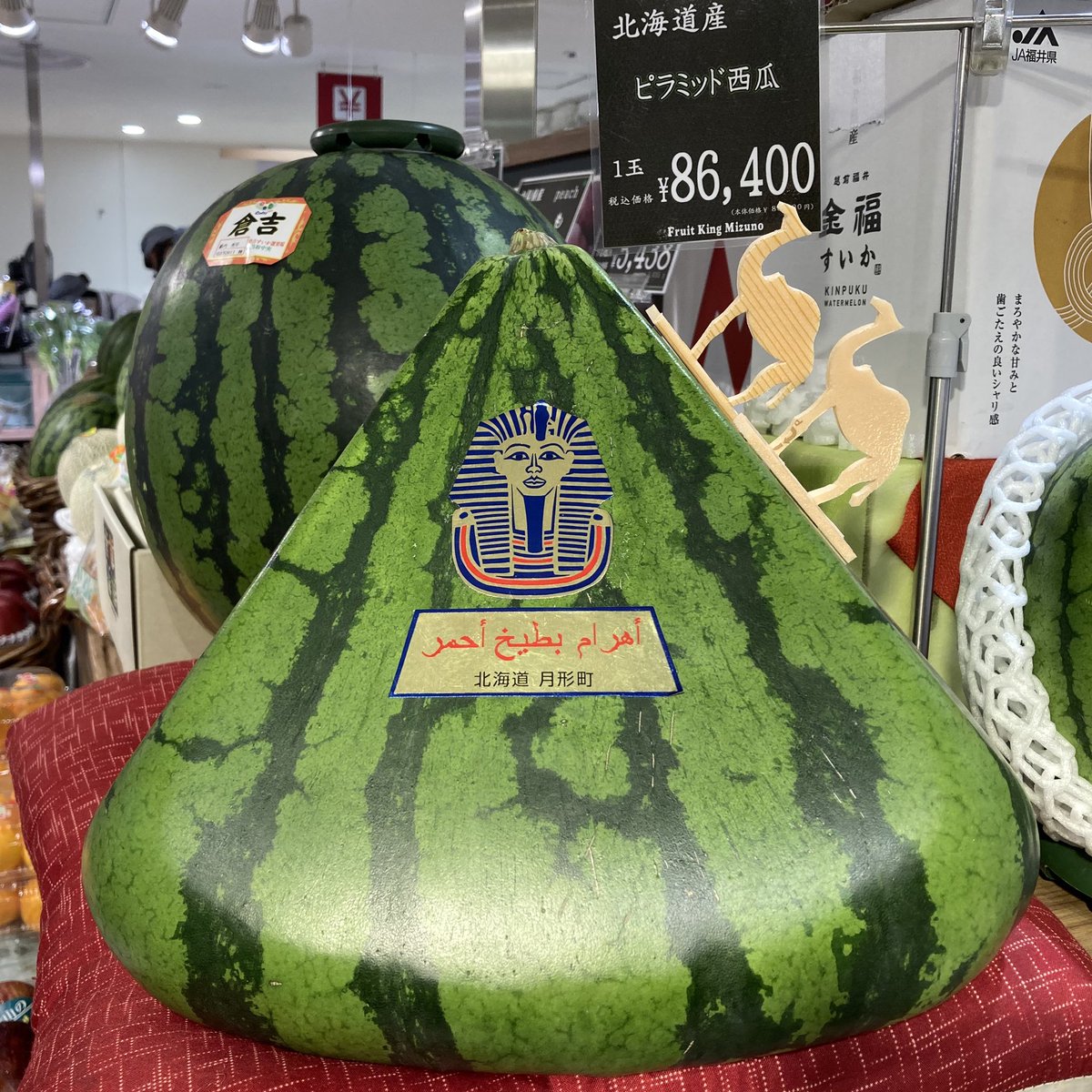 阪神百貨店フード 公式 おはようございます 地下1階 フルーツキングミズノ で一際目を引く おもしろスイカ達 ピラミッド西瓜 金福すいか 四角すいか 丸 三角 四角 ご来店の際はぜひチェックしてみてください 阪神梅田本店
