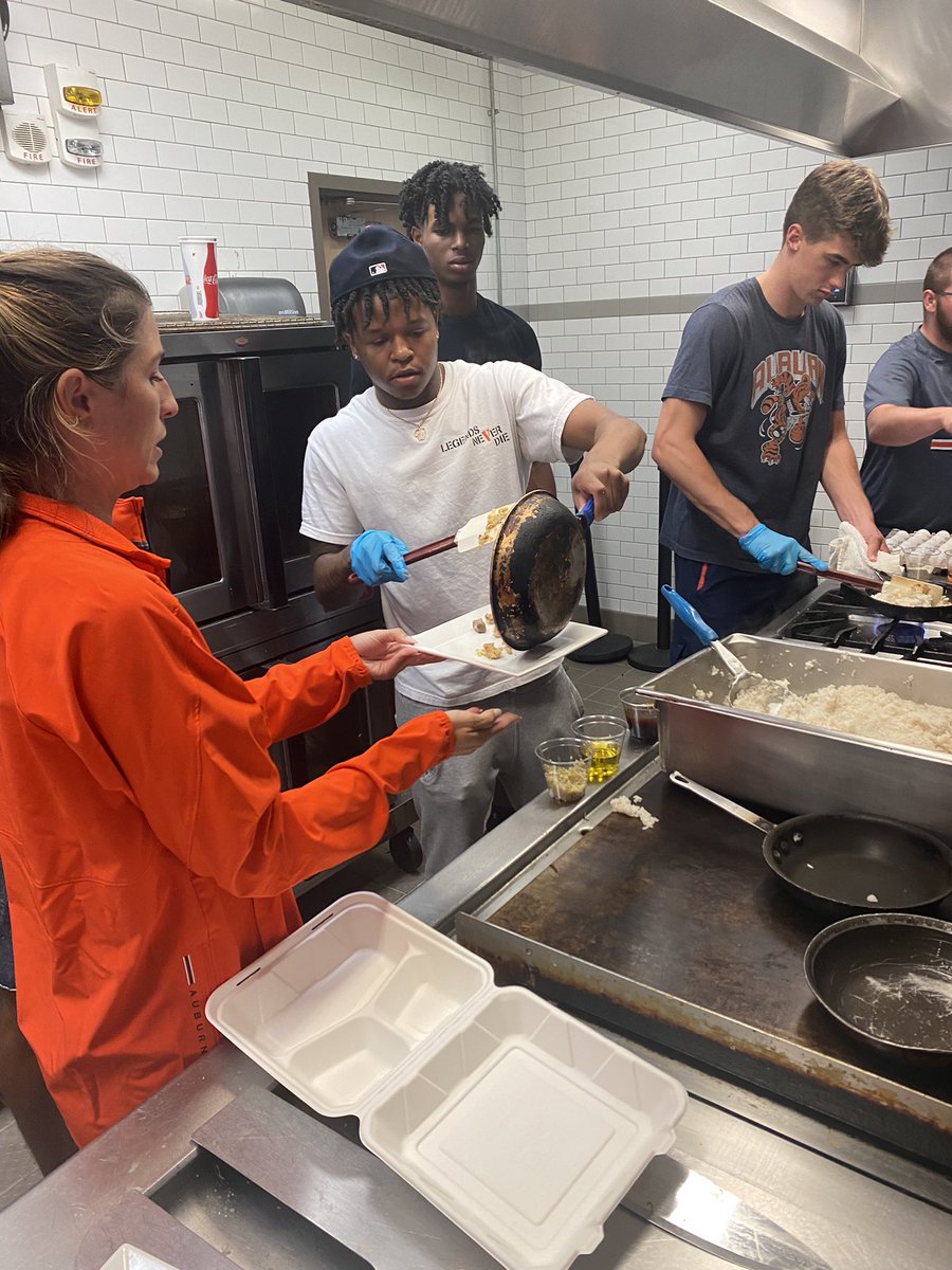 AuburnMBB's tweet photo. We got some chefs on the squad! 🍽♨️

#WarEagle https://t.co/hsgkLGWnGC