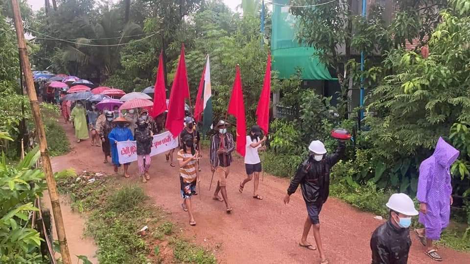 RvlBurma2's tweet photo. This morning, the villagers of #Auk_Yae_Phyu and #Kad_Nge_Seik in Laung Lone Township joined forces to protest against the overthrow of the military dictatorship.

#WhatsHappeningInMyanmar 
#July9Coup 
#MilkTeaAlliance https://t.co/LQZUmu6VpD