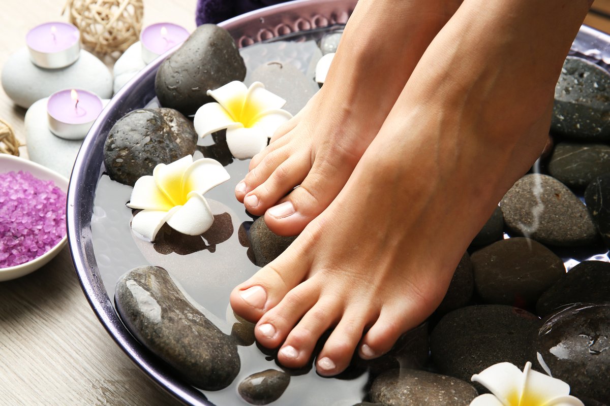 footyfootnomnom's tweet photo. favourite foot type: spa feeeet!!!! so relaxing and smoooth. waht is your favourite feet to look at? #spafeet #spa #flowersonfriday #hotstones #bathtime #feet #sexyfeet #veinyfeet #calmingfeet #GossipGirl https://t.co/bNJu8Vil2m