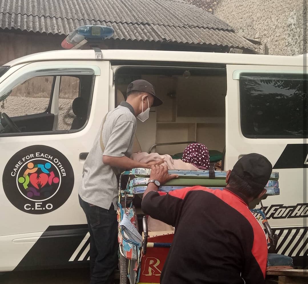 YusufF1971's tweet photo. Alhamdulillah walau kondisi sakit, ambulance nya masih terus bisa bermanfaat buat umat😊
@Kita_AMLTF 
@Dee_01984 
@_CEO_Official_ 
@L_BerbagiKasih https://t.co/x6JnoqGgLw