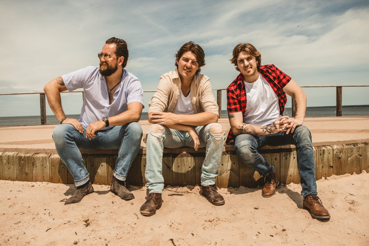 ON AIR | <a href="/bigdaveski/">#BDE BIG D.\VE</a> and <a href="/ThommoMedia/">Michael Thompson</a> with a big edition right now on <a href="/southern_fm/">88.3 Southern FM</a> 

🎵 Jason Petric from <a href="/PetricMusic/">PETRIC</a> 
🤼 Dave's debut wrestling day 
🍫 #NationalChocolateDay and #NationalFriedChickenDay 
🎙️ <a href="/kpowelltweets/">Katherine Powell</a> from @karlandkath