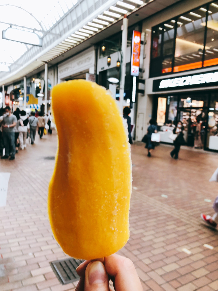 MeijiBisekai_Jp's tweet photo. Frozen Mango Stick ๐
I found it at a supermarket in Kobe.
It was hot and the mango looked cute, so I bought it ๐
Tasted like real mango! โค๏ธ๐ฅญ
#japan #japansummer #kobejapan #japancutethings #ilovejapan #mangostick #Mango https://t.co/4vJGGr4RLI