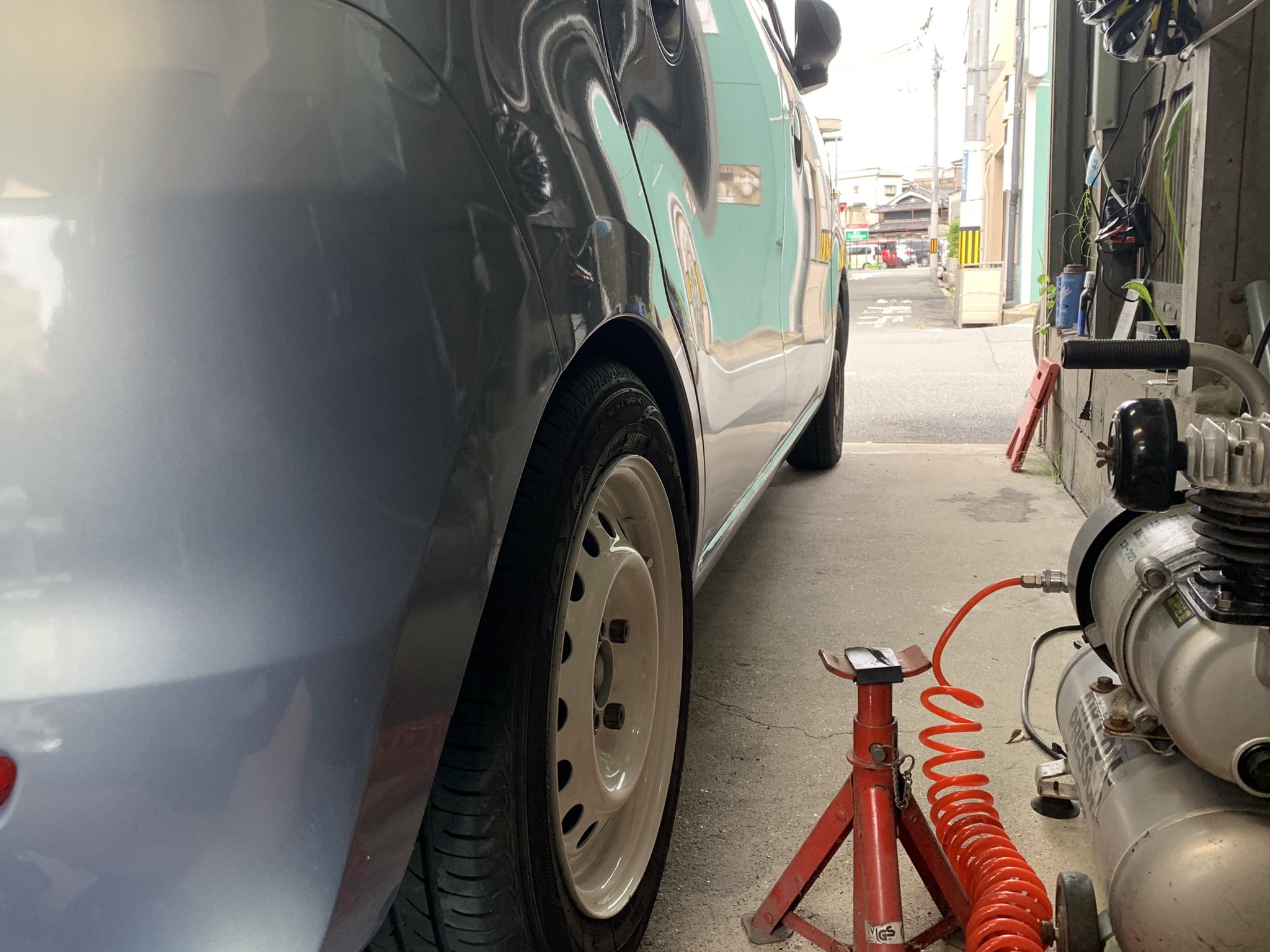 はにまる 敢えての13インチ鉄チンでツライチに 純正の4j 45でもワイトレ入れれば簡単だが 真ん中が盛り上がって富士山みたいでイマイチなんで却下 13インチ5j 38のホイールを探すの苦労した フロント3mmリア5mmのスペーサー入れて良い感じにw Mg22s