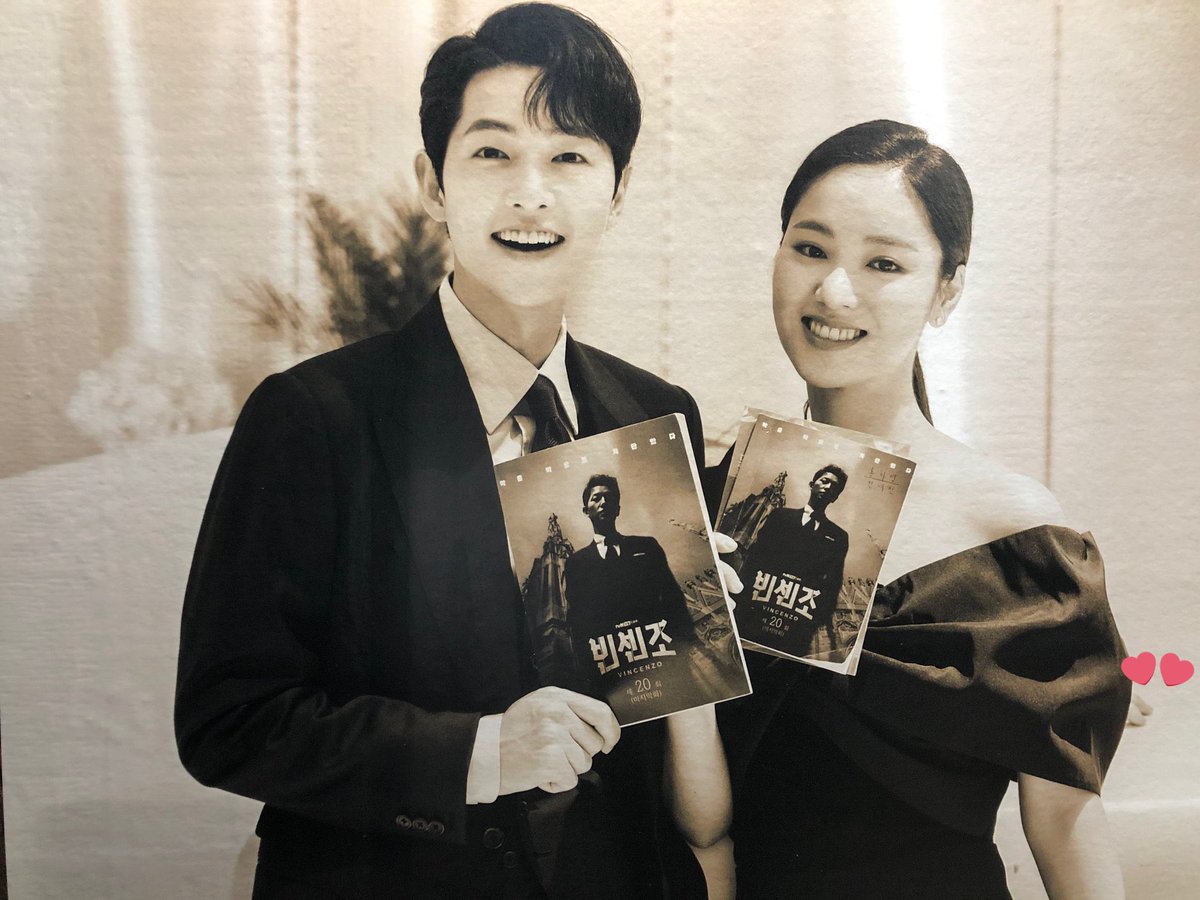 zpdlxm_'s tweet photo. I found his other hand 😂 so she’s basically leaning to him 😭 https://t.co/9vleYyC0xo