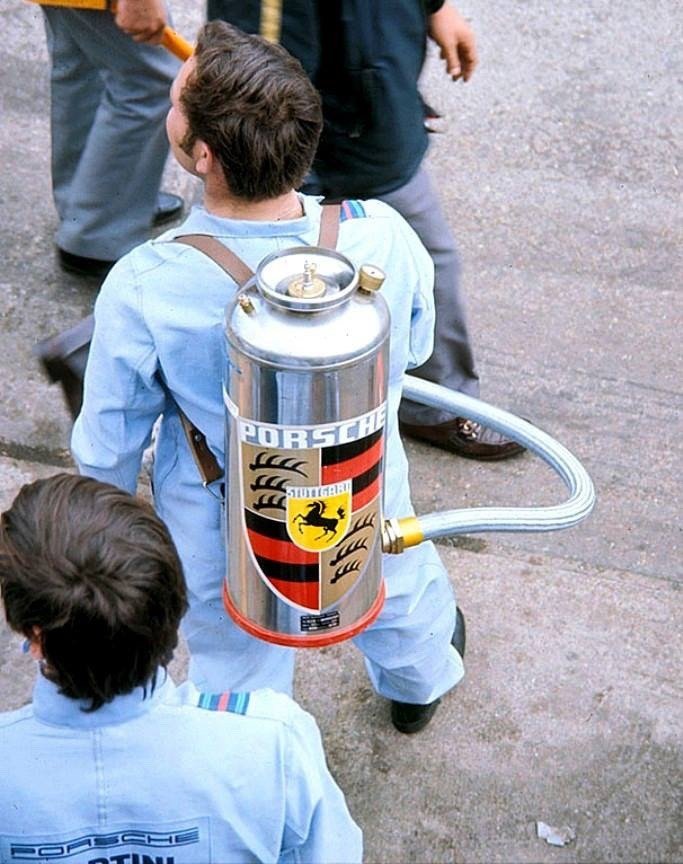 RSF_Motorsport's tweet photo. #Porsche Raedy for #FillUpFriday ⛽⛽⛽ https://t.co/9ZSj5rwe9S
