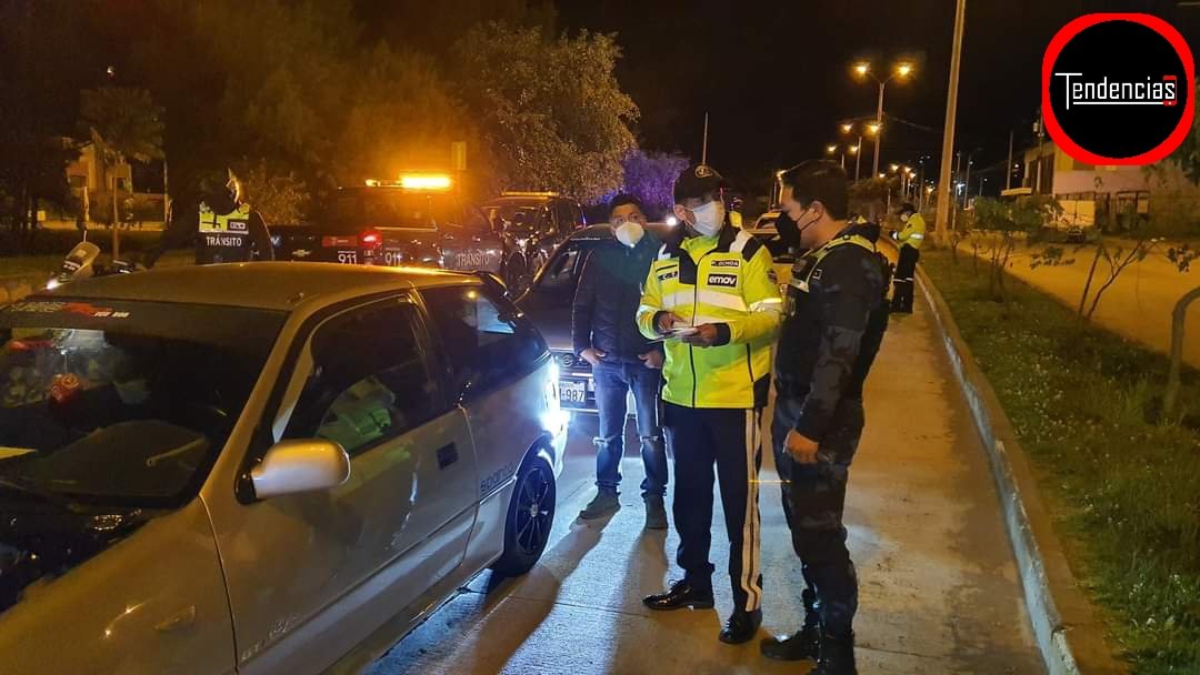 Tendencias_Cuen's tweet photo. #Cuenca: En el sector de la plataforma de Narancay se revisó de documentos, polarizados y control de ruido a vehículos tuning que se encontraban junto al margen del río.

Se recorren diferentes puntos de la ciudad cuidando del orden y la seguridad, informa el @CSC_CUENCA. https://t.co/ps3jycqSR2
