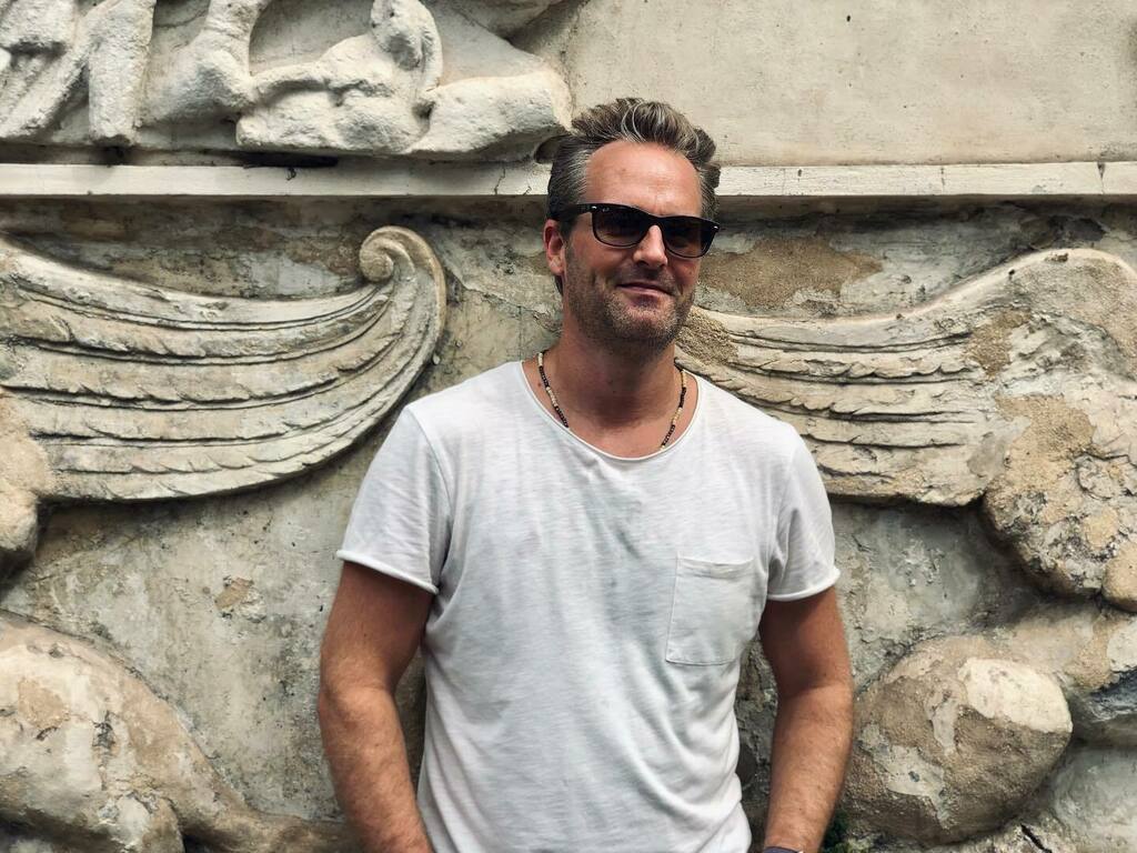 MarcusEaton's tweet photo. Hanging with the griffins in Rome. 
.
.
#griffin #roma #ilovelitaly #singersongwriter #ontour #guitarist #guitar #acoustic #marcuseaton #looper #versionsofthetruth #invisiblelines #music #musician #livemusic #instagood #instamusic #inspired #grateful #st… https://t.co/DplAJspIto https://t.co/Yk7sZbicoe