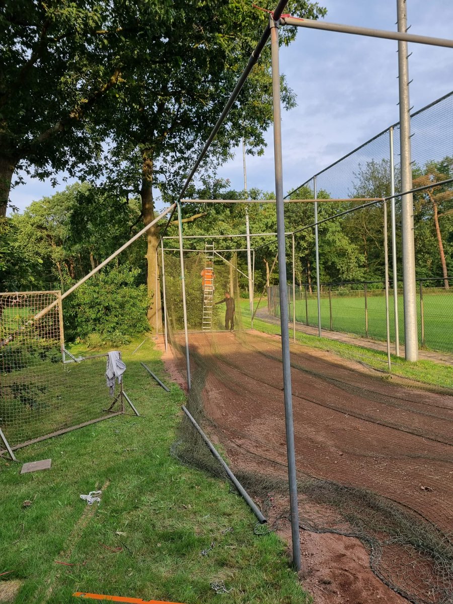 Naast de renovatie van het veld wordt ook de slagkooi van een nieuwe grondlaag voorzien. Donderdag 8 juli is ons onderhoudsteam druk bezig geweest om de slagkooi weer op te bouwen, zodat deze gereed is voordat het jeugdweekend begint. Benieuwd wie de eerste bal gaat slaan!
