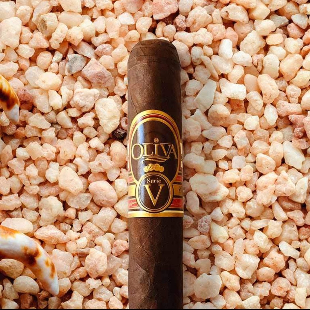 🍂OLIVA, SERIE V MADURO, Doble Robusto (5 x 54) de OLIVA CIGAR
Mejor cigarro del 2008 por Aficionado🥇
Nicaragua 🇳🇮
#ElDoradoCigarClub #cigarcult #cigarlife #cigarworld #cigarsociety #cigarlover #timetosmoke #cigar #cigars #cigaraficionado #cigaraficionadomagazine #Thegoodlife