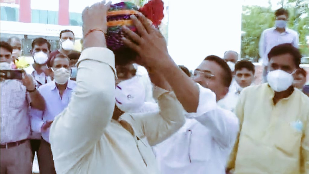 PRESIDENTBKN2's tweet photo. शिक्षा विभाग में पदोन्नति नियमो हुए ऐतिहासिक संसोधन के बाद #रेसला द्वारा आज गुलाबीनगरी जयपुर में माननीय शिक्षामंत्री #श्री_गोविंद_सिंह_डोटासरा_जी  का भव्य स्वागत। कार्यक्रम में विधायक बाबूलाल नागर जी, बलवान पुनिया जी का भी स्वागत किया गया।
@MohanSihag24 @SumerKhatana8 https://t.co/zGzmxwjXyX