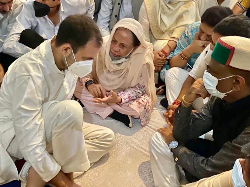 RahulRaiINC's tweet photo. श्री @RahulGandhi जी ने हिमाचल प्रदेश के पूर्व मुख्यमंत्री वीरभद्र सिंह जी को श्रद्धासुमन अर्पित किए और परिजनों से मुलाकात कर अपनी संवेदनाएं व्यक्त की। https://t.co/fUhDKEUUal