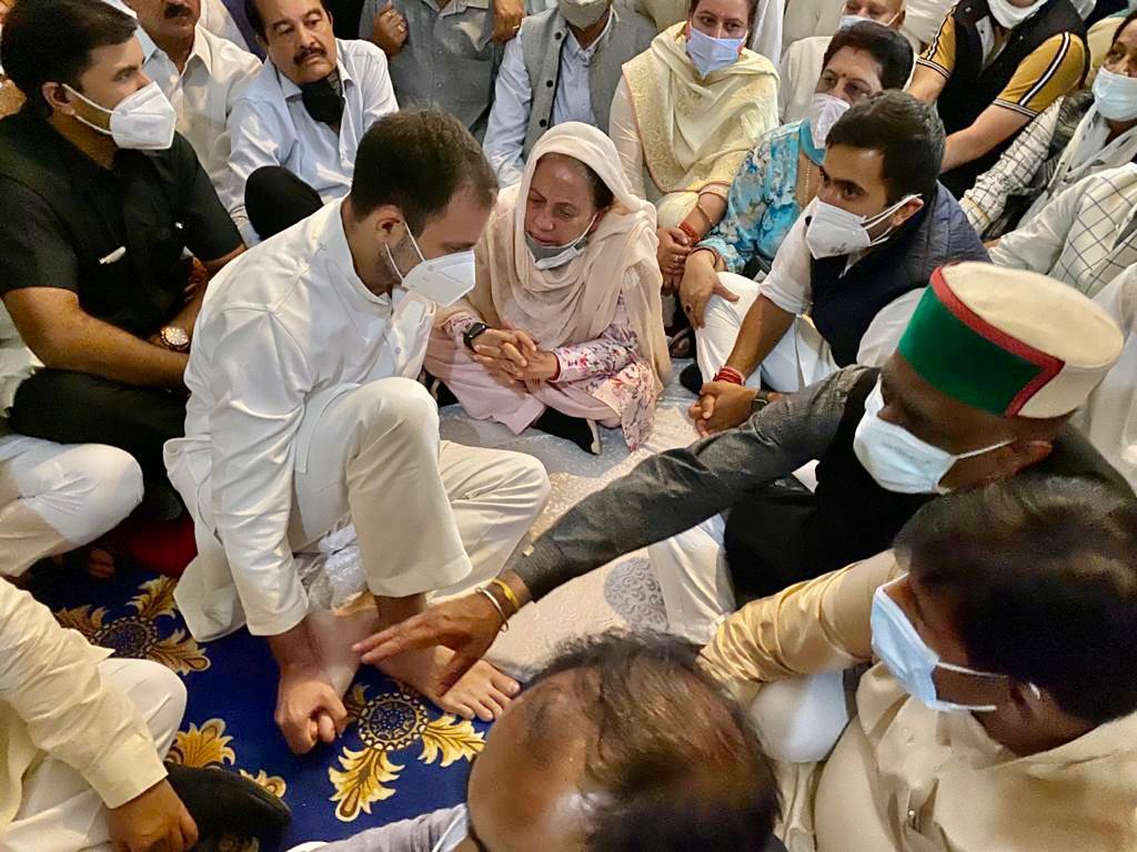 RahulRaiINC's tweet photo. श्री @RahulGandhi जी ने हिमाचल प्रदेश के पूर्व मुख्यमंत्री वीरभद्र सिंह जी को श्रद्धासुमन अर्पित किए और परिजनों से मुलाकात कर अपनी संवेदनाएं व्यक्त की। https://t.co/fUhDKEUUal
