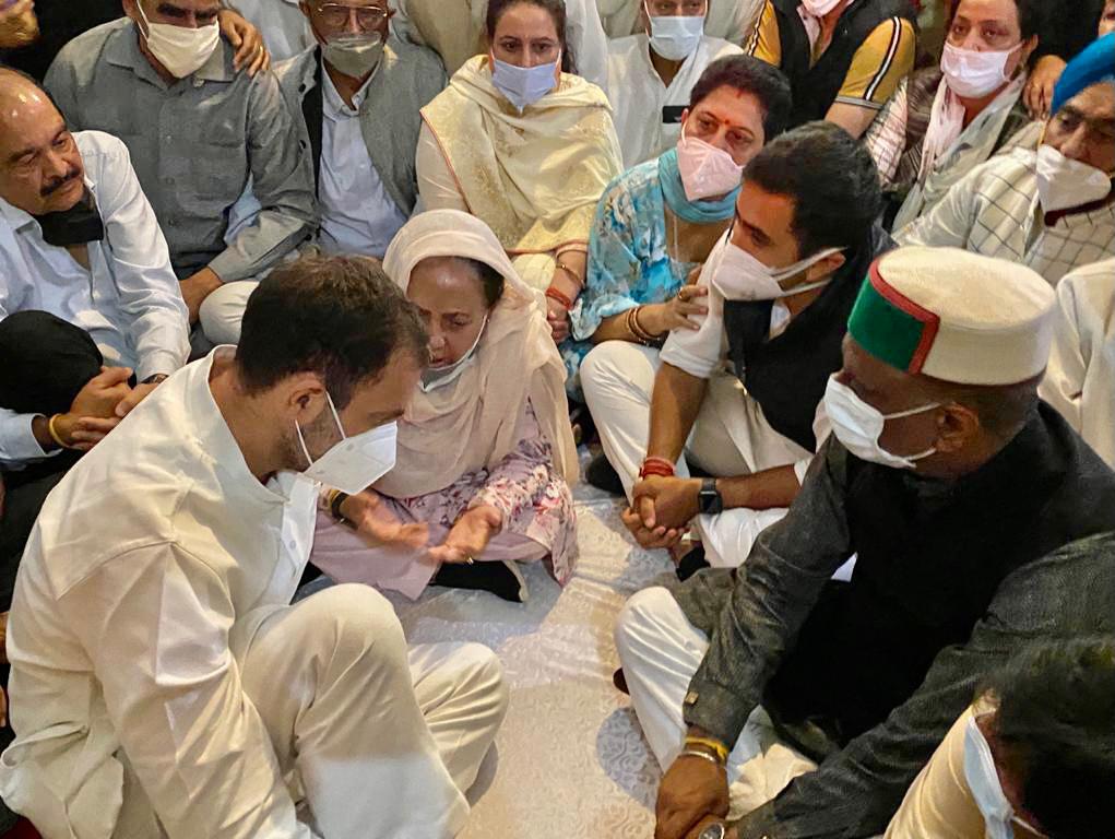 RahulRaiINC's tweet photo. श्री @RahulGandhi जी ने हिमाचल प्रदेश के पूर्व मुख्यमंत्री वीरभद्र सिंह जी को श्रद्धासुमन अर्पित किए और परिजनों से मुलाकात कर अपनी संवेदनाएं व्यक्त की। https://t.co/fUhDKEUUal