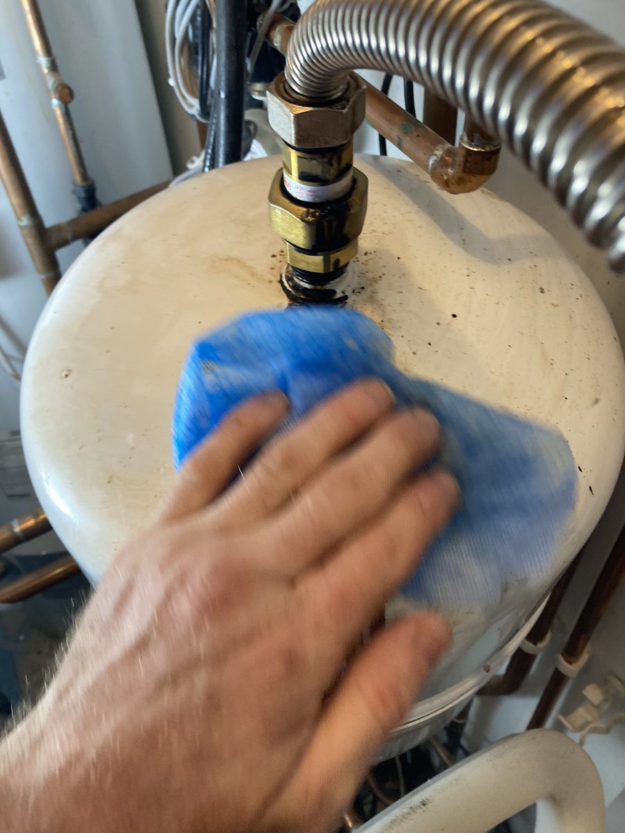 Chemically cleaning a poorly <a href="/baxiboilers/">Baxi UK & Ireland</a> solar thermal system this morning using <a href="/fernox/">Fernox</a> solar cleaner. <a href="/BigWipes/">BigWipes</a> 

#solar #solarthermal #solarheating #renewableenergy