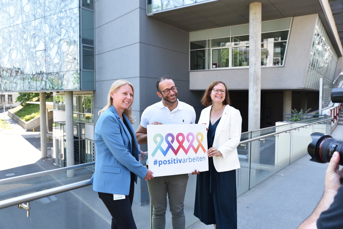 CeMM_News's tweet photo. CeMM is proud to foster a diverse, supportive &amp; inclusive work environment 🤝We signed the #positivarbeiten declaration📜with @aidshilfewien to promote inclusion &amp; respect towards #HIV positive employees! Read more➡️ https://t.co/W9msOtPluq https://t.co/6jPUQGSwkr