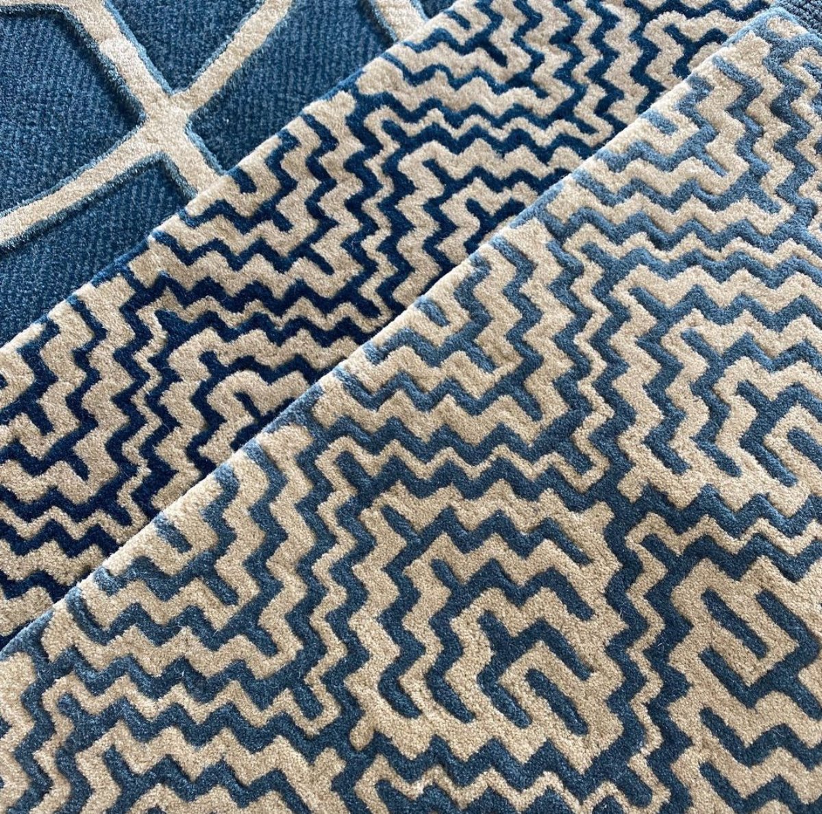 Friday Fun and GORGEOUS stair runner samples in fine hand spun wool💫✨💙
.
.
.
#concepthandtufting#handmadewithlove#bespoke#rugs#rugsofinstagram#customrugs#customcarpet#madetoplan#anyshape#historichomes#bespokecarpetdesign#yorkshire#london#luxurylifestyle#residentialdesign