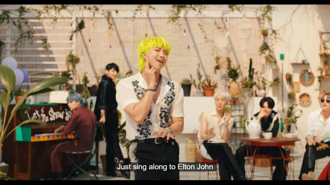 Minimoniahihi's tweet photo. Elton John là một nhạc công dương cầm, ca sĩ kiêm sáng tác và nhà soạn nhạc người Anh. Ông công khai mình là người đồng tính và đã kết hôn với đạo diễn David Furnish vào năm 2014.

#PermissionToDance 
#PermissionToDanceGranted 
@BTS_twt https://t.co/ljeOx3Bjt2