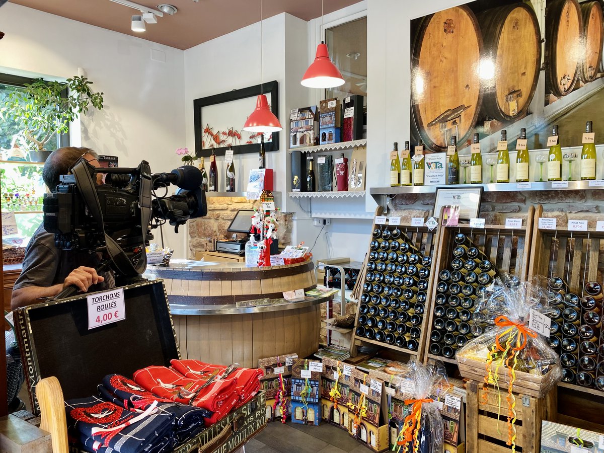 L’équipe de "ça roule en cuisine" est de passage à Obernai pour mettre à l'honneur Marie, cheffe pâtissière à l'Hôtel du Parc d'Obernai.

Ils ont également fait escale dans notre cave pour un petit reportage.

À retrouver bientôt sur @France3tv !