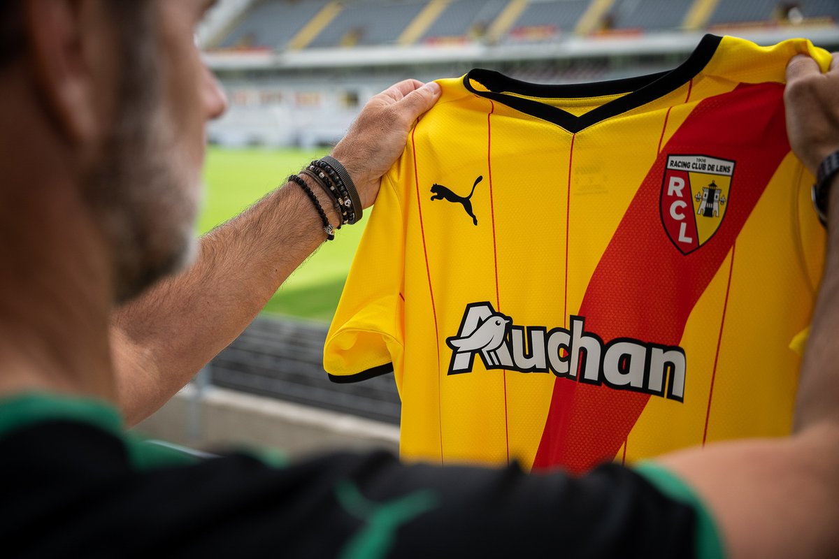 AUCHAN_France's tweet photo. Cette année encore, Auchan est fier d'être partenaire principal du @RCLens. 🔴🟡

Quel plaisir d’accompagner les joueurs cette saison avec ce nouveau maillot ! 😍 #Auchan #AvecPlaisir #RCL https://t.co/CLGIN2zRQy