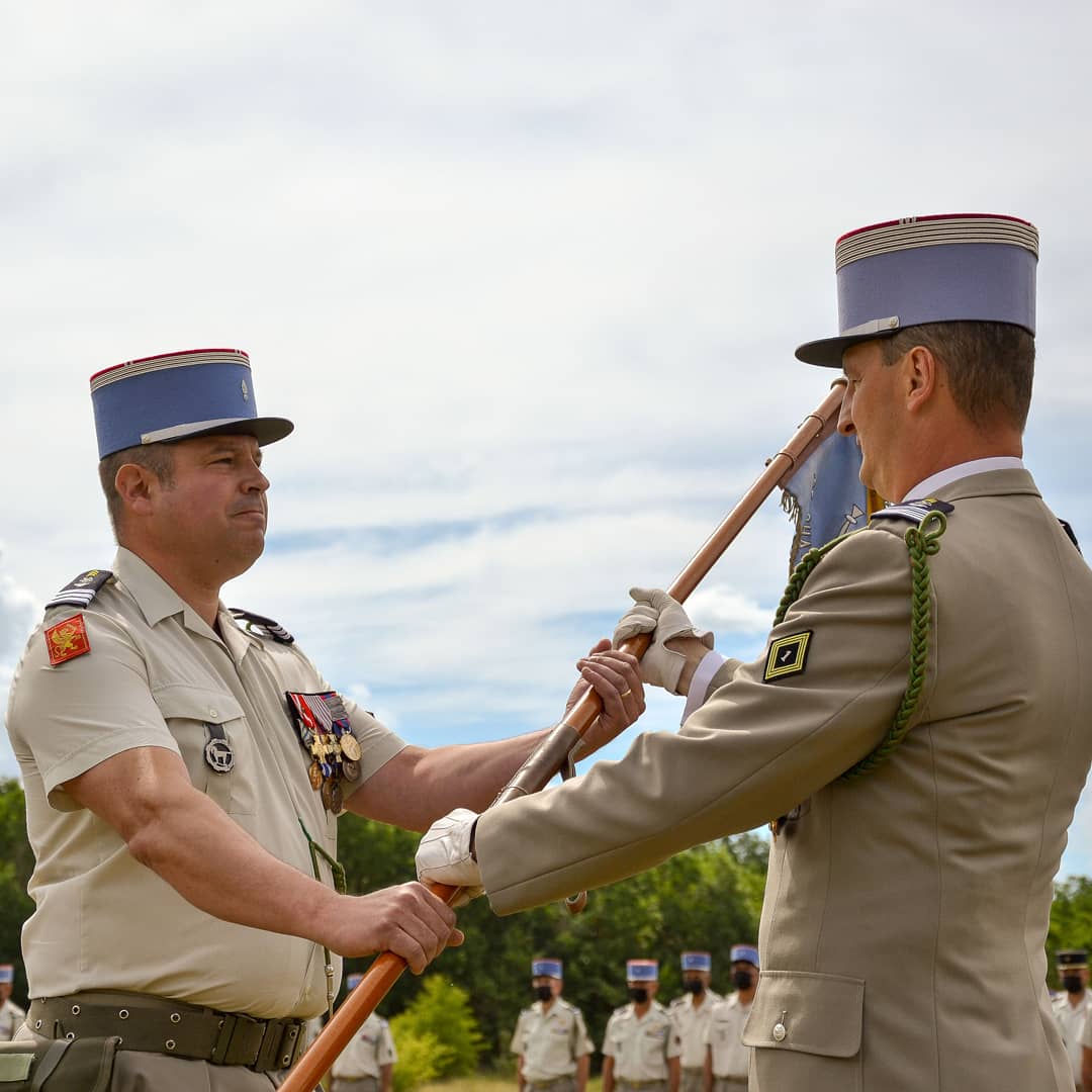 1RCA_canjuers's tweet image. Le 1er escadron du #1erRCA change de commandant d'unité. Après deux ans à la tête de cet escadron interarmes en charge de la gestion du parc d’entraînement « Provence », le capitaine Stéphane cède la place au capitaine Amaury. #AlaHauteur #passcom @COM_E2CIA