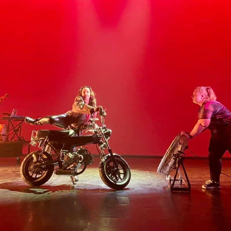 LENVOL62's tweet photo. Hier soir les voyageurs de #classedépart 8 ont rencontré le public… 
« L’espace d’un instant, j’ai senti que nous étions vivants! »
De manière unanime, à toutes et tous, voyageurs, équipe, spectateurs, cette soirée nous a donné envie de mordre la vie. https://t.co/qiZWlmbQY9