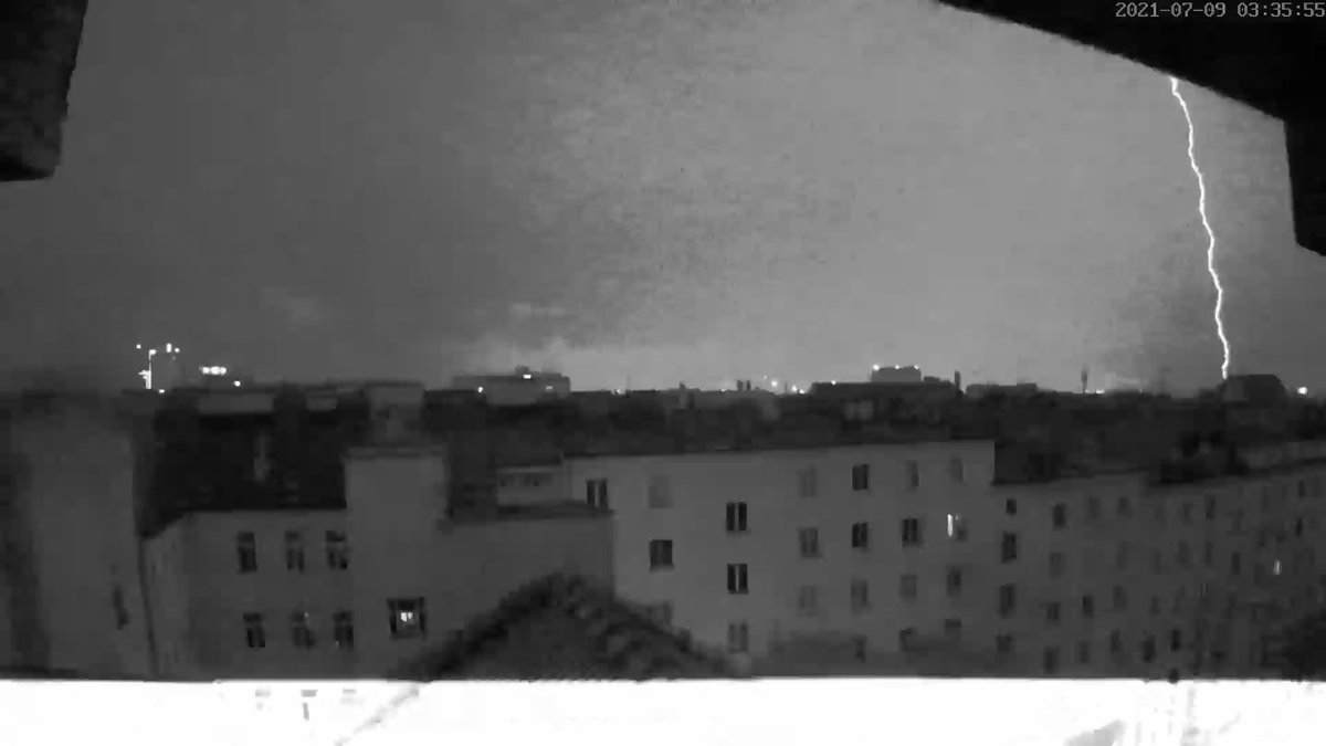 WWien10's tweet photo. Einige Naheinschläge gab es auch, speziell um 3.35 Uhr. #Wien #Gewitter #Erdblitz https://t.co/BshZRHGsTh