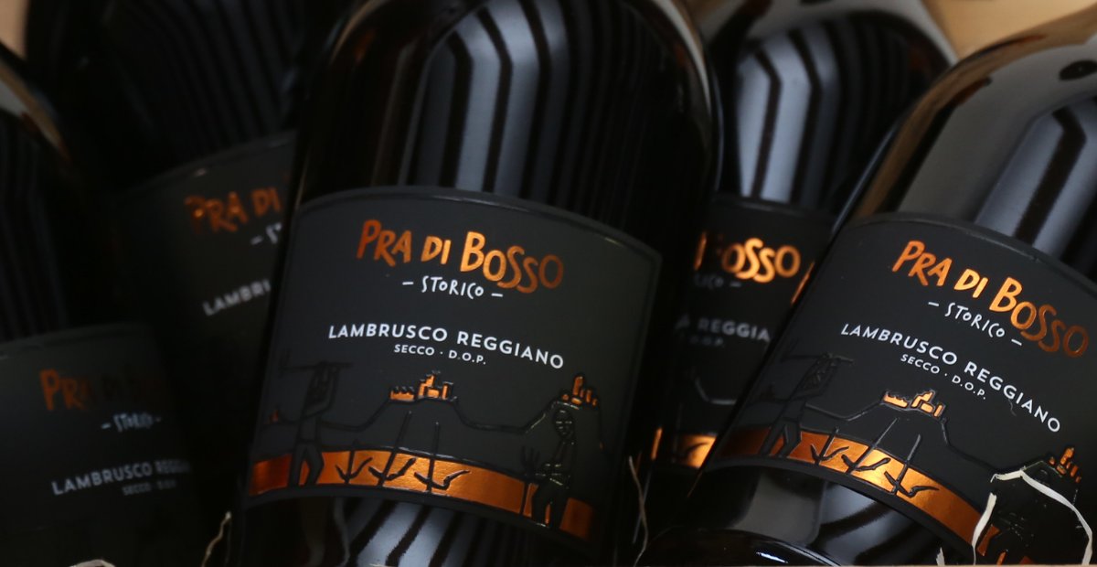 The hilly vineyards in Reggio Emilia’s Scandiano and Canossa area are the birthplace of #Lambrusco Reggiano Dop Pra Di Bosso Storico by Casali Viticultori 🍷With a production of 12,000 bottles it pays tribute to the winery’s centuries of history and to the charm of the land.
ad