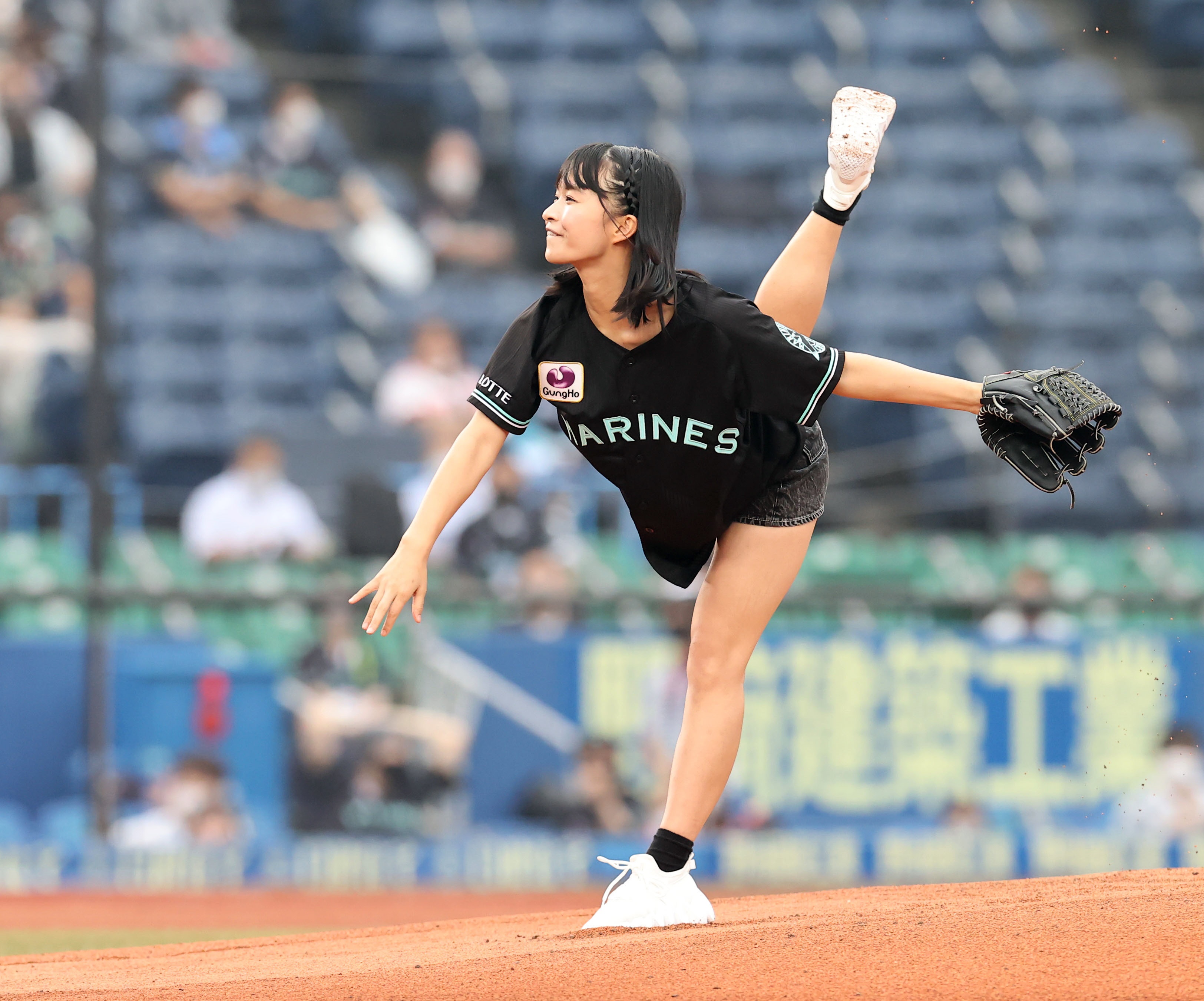 百川 晴香 始球式 直筆サイン 百川 晴香 始球式 直筆サイン ☆BBM2021