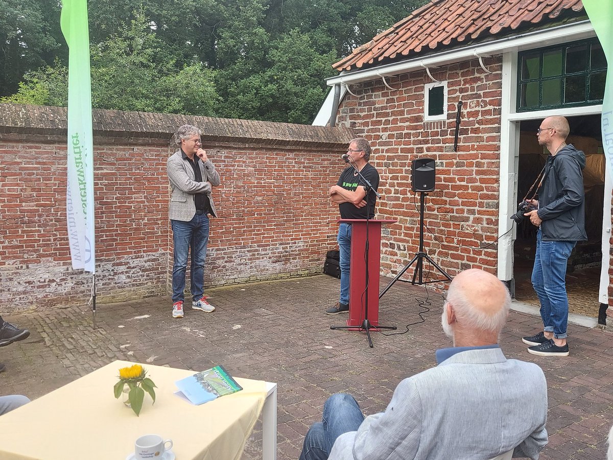 Het allereerste exemplaar van het boek 'Mien dörp, welke is uitgegeven door <a href="/MWesterkwartier/">Mien Westerkwartier</a> in samenwerking met de Streekkrant, is zojuist overhandigd aan wethouder <a href="/HielkeW/">HielkeW</a> 👏👏. #westerkwartier