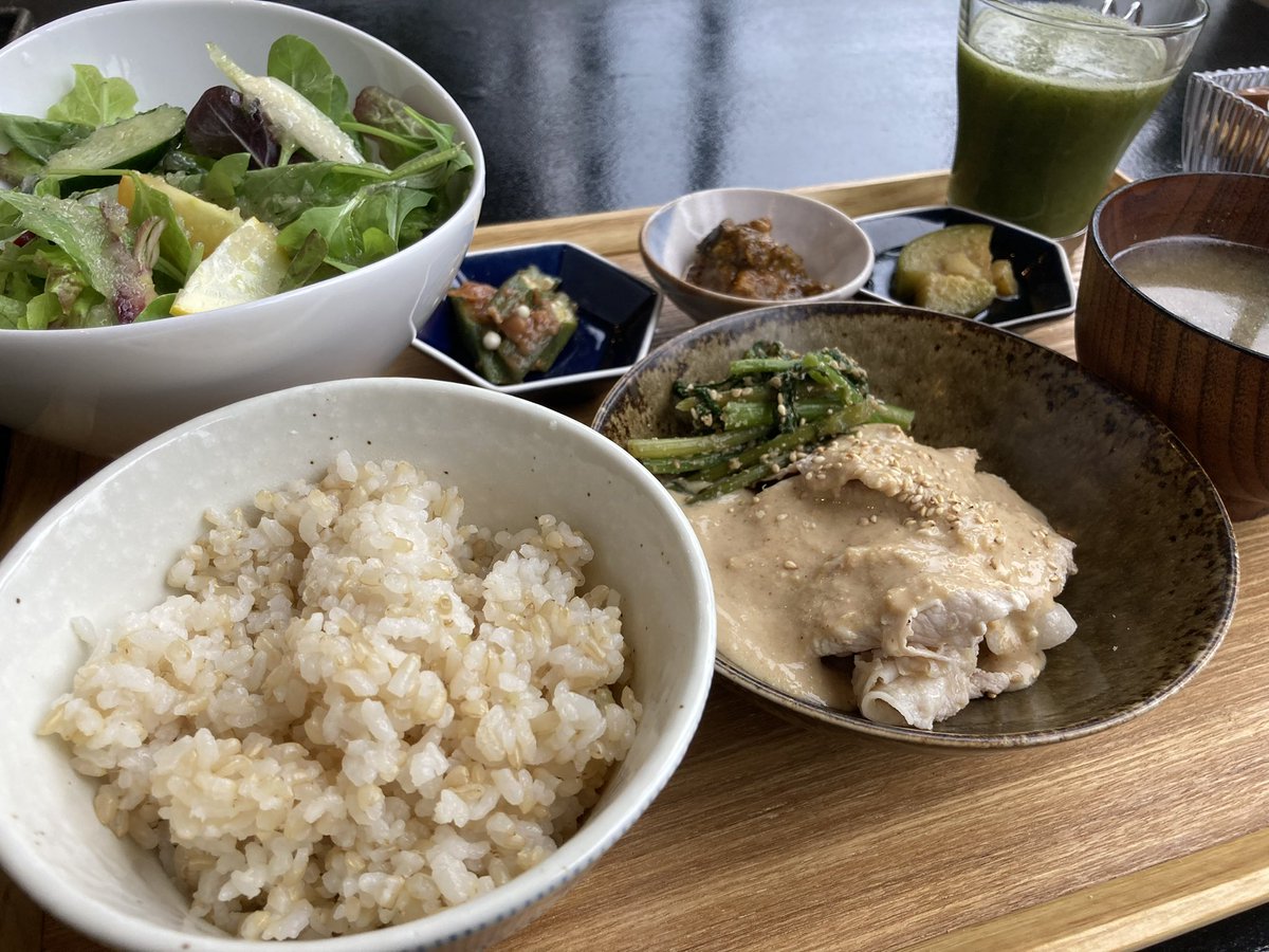 yonsan434343's tweet photo. ⭐️秘密基地周辺紹介シリーズ⭐️
周辺調査の為が #cafemode さんへお邪魔しました✨
映え的にはステーキにしたかったけど、健康重視でバランス定食✨
美味しい野菜たっぷりでした♪
しかも、雨だったからスムージーが無料で付きました(๑˃̵ᴗ˂̵)
#見つけにくいお店
#堀江
https://t.co/4ygtzfTIpQ https://t.co/AYczgh9lZP