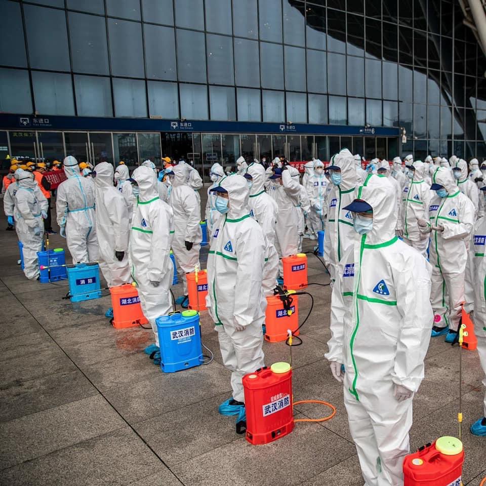 คำว่าล็อคดาวน์ จีนเขาทำกันอย่างนี้ครับ
ปิดเมือง ปิดถนน ปิดการขนส่ง แล้วตรวจทีละบ้าน

บ้านเราล็อคดาวน์ รถยังเต็มถนน คนยังออกไปเซเว่น
มันจะไปคุมอะไรได้ อ่อ ไม่ได้ให้เรียกว่า #ล็อกดาวน์ แค่ขอความร่วมมือ