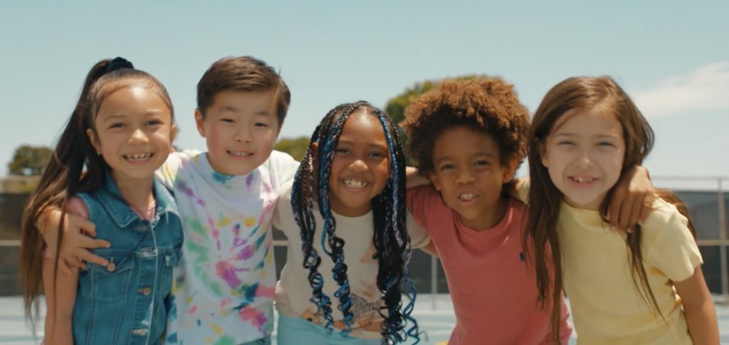 ไม่รู้นะ แต่นี่คิดว่าเด็กๆ หลากหลายเชื้อชาติ และสีผิวในซีนนี้ บังทันก็คงอยากสื่อว่าปราถนาให้โควิดหายไปจากทุกที่บนโลกใบนี้ ทุกๆ คนจะได้ยิ้มได้โดยไม่ต้องใส่แมส 🥺