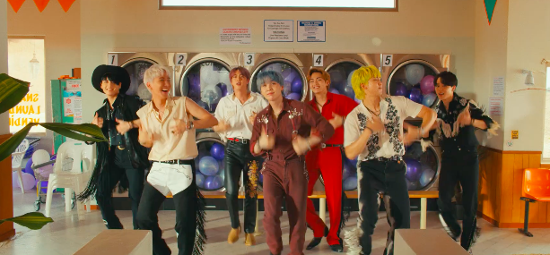 WORLDMUSICAWARD's tweet photo. #BTS's new #PermissionToDance MV becomes the 2nd Fastest Music Video in History to surpass 1 MILLION likes on YouTube, behind #Butter, 14 minutes before premiering!💪🥈💨🎥💥🇮Ⓜ️❤️👑👑👑👑👑👑👑💜
https://t.co/voIKiI1GUN https://t.co/s32r6zFgHt