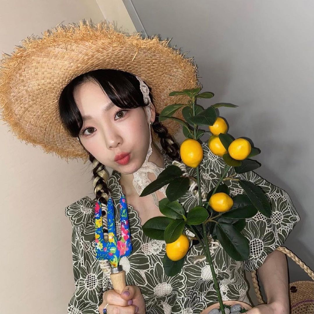 SoonkyunerLater's tweet photo. sunny and taeyeon wearing the same hat 👒 😆
aaah too adorable they're so ready shoveling our hearts #dandyu https://t.co/aCsUlTae7V