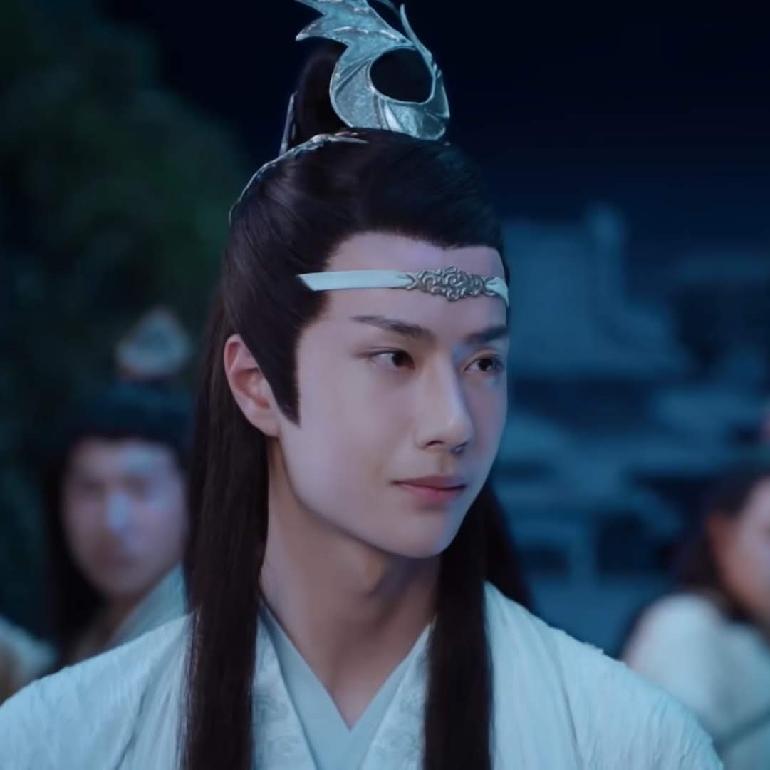 gaywangxian's tweet photo. lan wangji's smile is like sunlight reflected over snow https://t.co/3ZJKBqxV8b