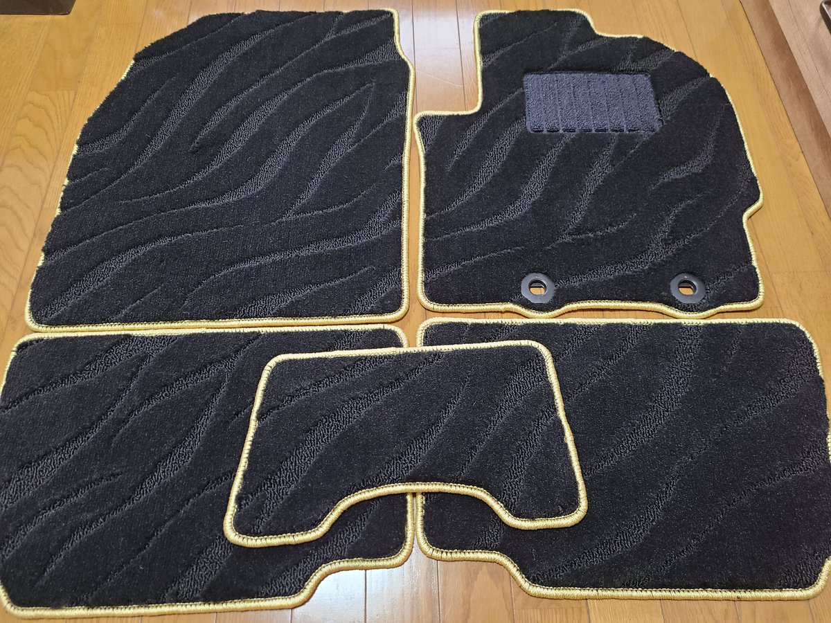yarisscross_bg's tweet photo. 納車前パーツ⑪
ヤリスクロス フロアマット
LUXURYシリーズ
ブラック ウェーブ

メーカー:Craft Mart
金額:¥ 15,730（税込）

車体に合わせてブラック&amp;ゴールドを選択！
メーカー純正と悩みましたが、こちらを選んでよかった。
想像以上の質の高さです！！
#ヤリスクロス #フロアマット #craftmart https://t.co/kF5FqdY0aN