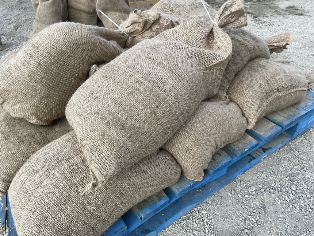 Big volunteer effort tonight at South M’Clintock Road station.

Even this big pile of sandbags is soon gone, as residents arrive with trailers and trucks. 

#Yukon