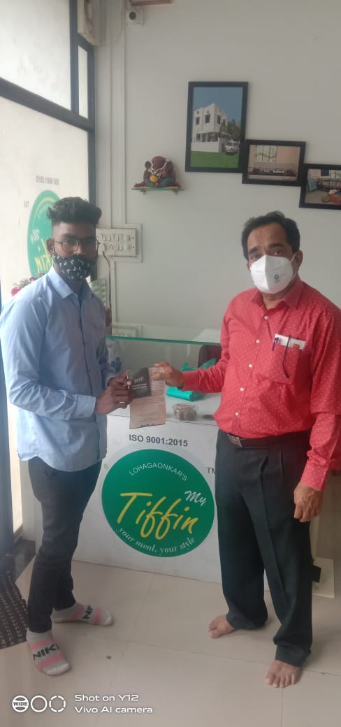 touchfoundati0n's tweet photo. कठीण काळात भुकेलेल्यांना अन्न- पाणी दिले आणि माणसांची पोटं भरली,आता वेळ आली आहे, निसर्गाचे पोट भरण्याची.माय टिफिन ही संस्था देखील टच फाऊंडेशनच्या एक झाड प्रियजनांसाठी या मोहिमेत सहभागी झाली आहे. #TouchFoundation #mytiffin #hunger #nature #seeds #celebrity #green #greennagar https://t.co/VrgA1WUUMz