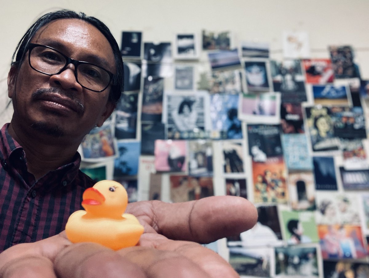 teeanmai's tweet photo. เป็ดยางไม่ใช่กระสุนยาง #RubberDucksNotRubberBullets@amnesty_thailand https://t.co/393tSuRRhM